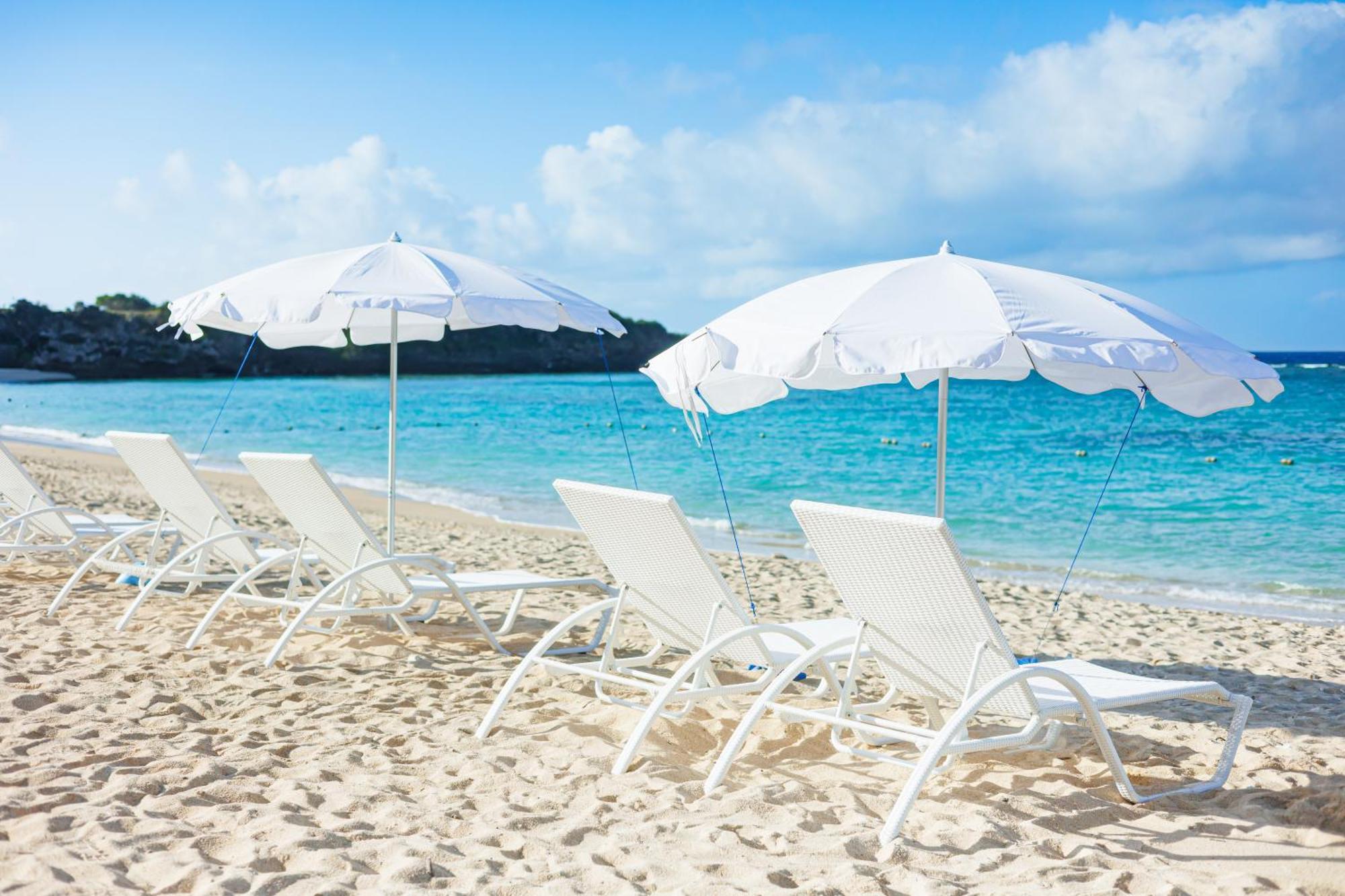 Hotel Nikko Alivila Jomitan Kültér fotó Beach chairs and umbrellas